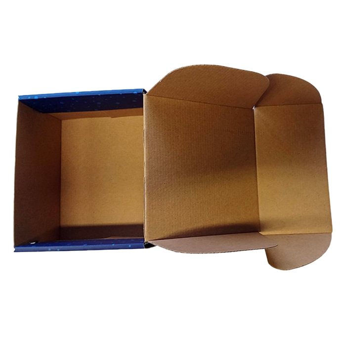 Dovanų dėžutės su melsvais apskritimais